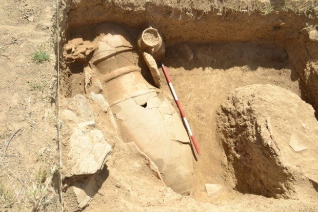 1 کشف گورستان خمره ای متعلق به دوره اشکانیان در ایران توسط باستان شناسان کشف گورستان خمره ای متعلق به دوره اشکانیان در ایران توسط باستان شناسان گورستان خمره ای مربوط به دوره اشکانی گورستان خمره ای متعلق به اشکانیان گنج یابی در قبرستان خمره ای کشف گورستان خمره ای متعلق به دوره اشکانیان در ایران توسط باستان شناسان کشف گورستان خمره ای در ایران دفینه یابی در گورستان خمره ای تدفین مردگان در قبرهای خمره ای در دوره اشکانی پیدا شدن گورستان خمره ای توسط باستان شناسان