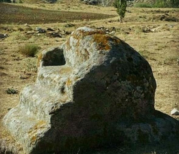 کارشناسی نشانه منبر یا تخت شاهی در گنج یابی - علامت نشیمنگاه در دفینه یابی نشانه نشیمنگاه در گنج و دفینه یابی نشانه منبر در گنج یابی کارشناسی نشانه منبر یا تخت شاهی در گنج یابی - علامت نشیمنگاه در دفینه یابی علامت منبر در دفینه یابی سنگ نشیمنگاه در دفینه سنگ شبیه منبر در گنج یابی سنگ شبیه تخت شاهی و پادشاهی در دفینه یابی رمزگشایی آثار و علائم نشیمنگاه در دفینه یابی تفسیر علامت تخت شاهی در باستان شناسی   